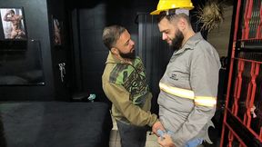 tecnico da internet veio fazer um reparo e fodeu os clientes que estavam chateados.