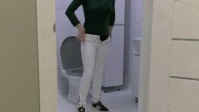 Big brownies escape from my bum loud splashes can be heard MP4 HD 720p