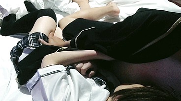 素人ハメ撮り 女子高生の制服コスプレで手マンでイカせて、フェラ、中出しセックス