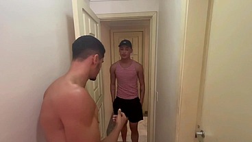 CHAMEI O CAMAREIRO PRA OLHAR O AR E O PUTO ESTAVA DE CALCINHA. FIZ ELE DE MULHERZINHA E GOZEI NA BOCA DELE.