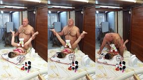 novinha adora sacanagem com esse velho
