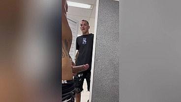 dotado é flagrado no banheiro da faculdade batendo uma e chama novinho twink para fuder sem camisinha / Gifted is caught in the college bathroom hitting one and calls young twink to fuck without a con