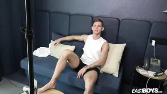 Twink Tommy Gold Gets a Long Sensual Handjob