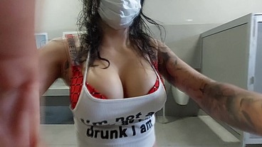 Hermosa flaquita tranny en el baño publico, AMAZING ASS!