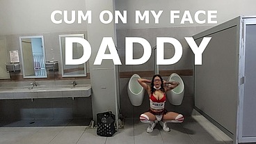 Hermosa flaquita tranny en el baño publico, AMAZING ASS!