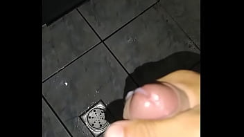 Batendo uma punheta gostosa no banheiro