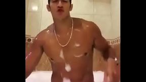 Gostoso sensualizando na banheira