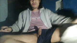 Un urs amator de casă își mângâie pula mare în masturbare solo înainte ca un tânăr armăsar să-l fută anal