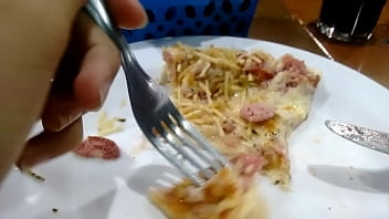 Comendo aquela gostosa ao vivo na pizzaria