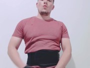 Caliente haciendo ejercicio, ejercitando todo tipo de músculos.