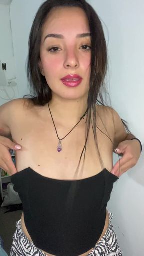 OnlyFans teen shows off her tits
