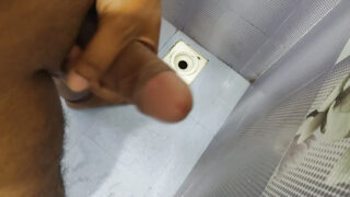 Indisk badeværelsesfantasi: solo teenager stryger hans tykke desi-pik til sæd