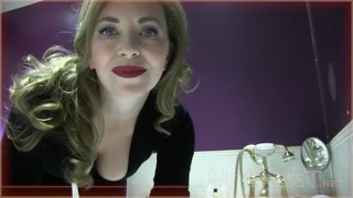 MILF Bathtime Jerk-Off