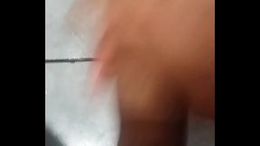 Batendo uma no banheiro