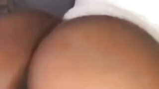 Cô nàng nóng bỏng cưỡi dương vật theo kiểu cowgirl trước khi cho nó vào sâu bên trong hậu môn