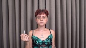 nao binario femboy fumando, tem boca feita de buceta por dois paus pretos