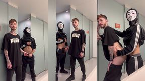 dei pro mascarado no banheiro do cinema