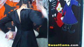 ”Hot Babe Fingering Her Anus On Cam”