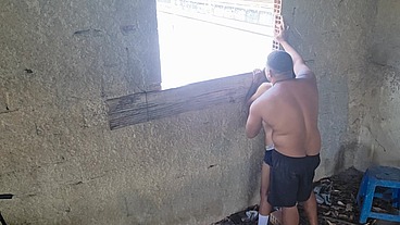 Peguei minha enteada com força no terraço