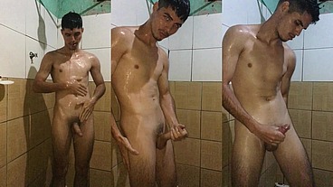 tomei banho e gozei