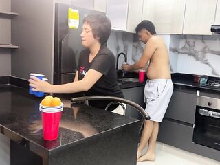 Veo que mi sexi pelirroja hermanastra esta abburrida en casa, entonces le propongo un rico juego.