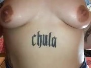 Putita tatuada me enseña cómo se unta hielos en sus pezones.