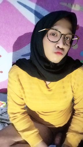 Hijab-clad waria wants to come home from work wanting to blow and sniff