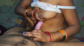 Big boobs wali desi bhabhi apne devar ke lund pe doodh nikal ke chudai karwai.indian aunty ko stepuncle ne bra pehna ke chut cho