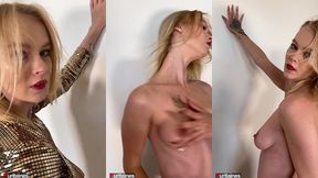 sophie van loo : strip-tease scintillant en robe or et lingerie bleue dans son loft ultra-moderne.