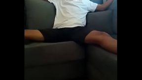 gostoso de perna aberta no sof&aacute_ de pau duro fodase