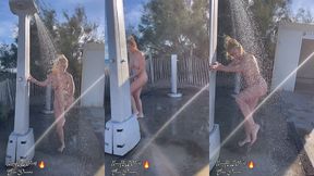 prenant une douche nue devant la plage