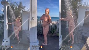 prenant une douche nue devant la plage