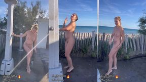 prenant une douche nue devant la plage