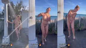 prenant une douche nue devant la plage
