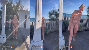 prenant une douche nue devant la plage