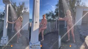 prenant une douche nue devant la plage