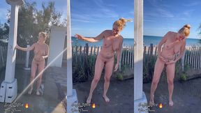 prenant une douche nue devant la plage