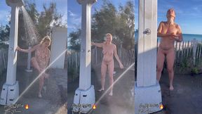 prenant une douche nue devant la plage