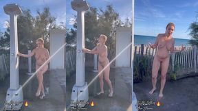 prenant une douche nue devant la plage