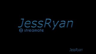 Jess Ryan, uma MILF gostosa com peitões e bundão, se masturbando.