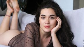 Brunette girlfriend Judith Cox knows how to play with her crack