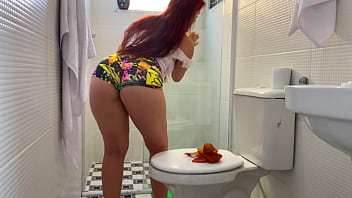 Essa empregada &eacute_ muito safada, veio com esse shortinho para me provocar, fiquei excitado com essa bunda