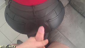 il me baise avec mon pantalon en cuir et jouie dessus