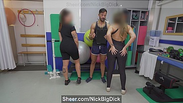 Sexo muy caliente en el gym , el entrenador personal se lo monta en el gym con estas preciosas hermanastras