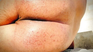 Ragazzi con grossi cazzi si masturbano e scopano culi a bolla