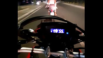 Novinha de mini saia na moto