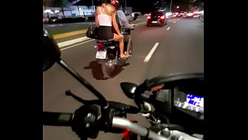 Novinha de mini saia na moto