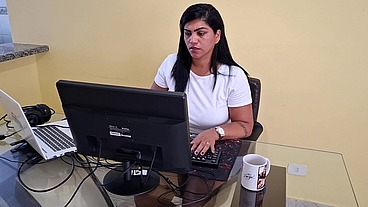 Nicoly Mattos não resistiu e deu o cuzinho no sofá da recepção depois de mamar o pau do chefe no escritório