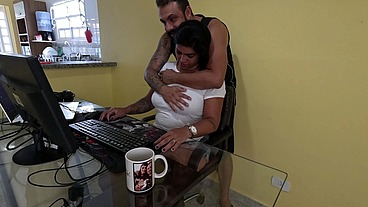 Nicoly Mattos não resistiu e deu o cuzinho no sofá da recepção depois de mamar o pau do chefe no escritório