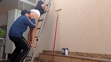 Meu marido ficou espiando eu seduzir e trepar com o pintor da nossa casa